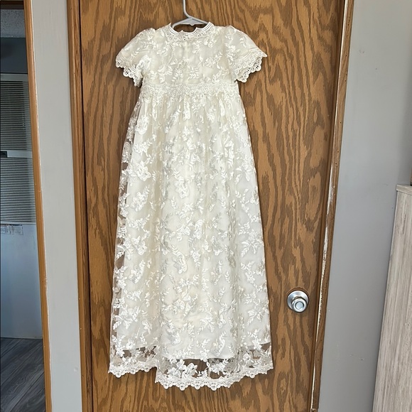 White baptism gown 12-18 months - Picture 2 of 7